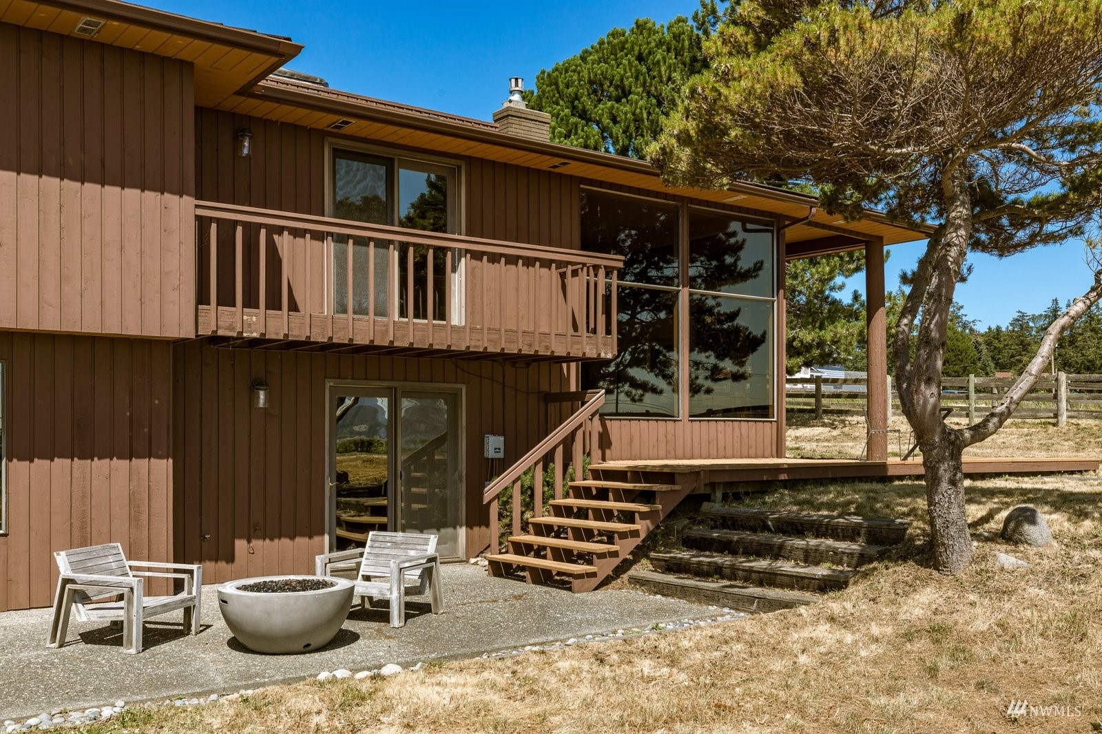 495 East Crescent Harbor Road Oak Harbor, WA 98277 - Photo 33 of 40 a view of a chair and tables in the balcony