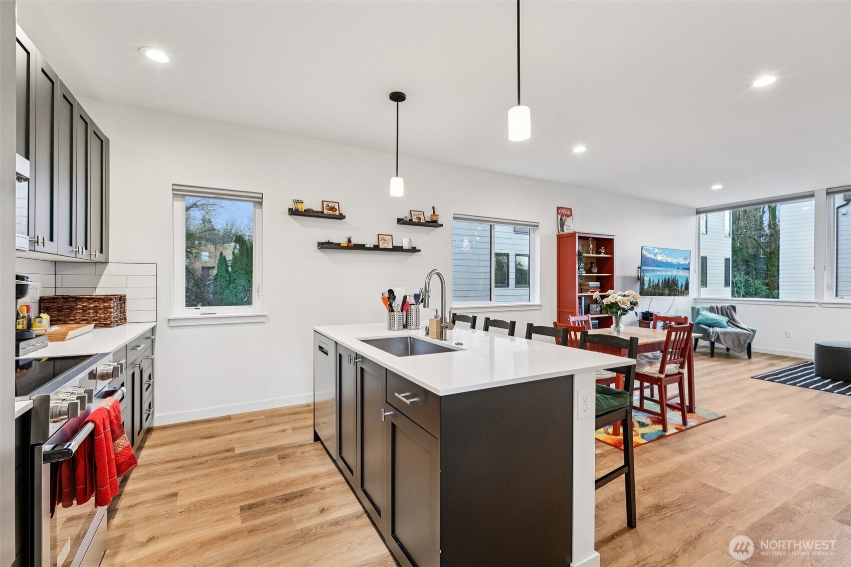 9302 Sturtevant Avenue South Seattle, WA 98118 - Photo 12 of 32