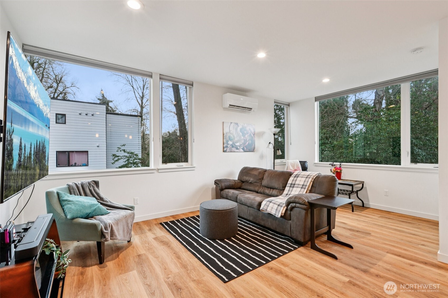 9302 Sturtevant Avenue South Seattle, WA 98118 - Photo 7 of 32