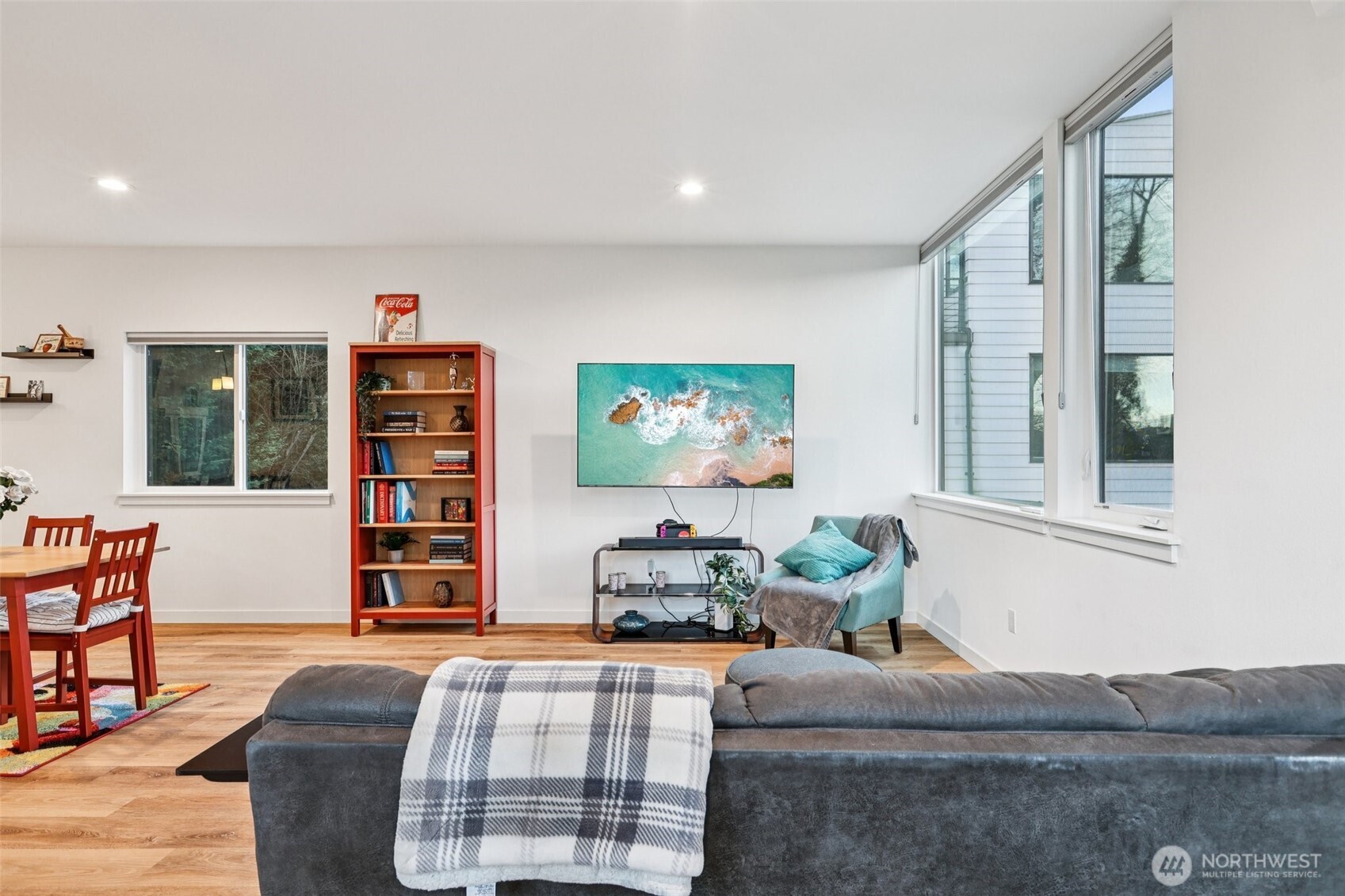 9302 Sturtevant Avenue South Seattle, WA 98118 - Photo 8 of 32