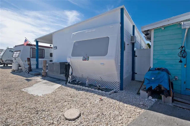 a bed room with a bed