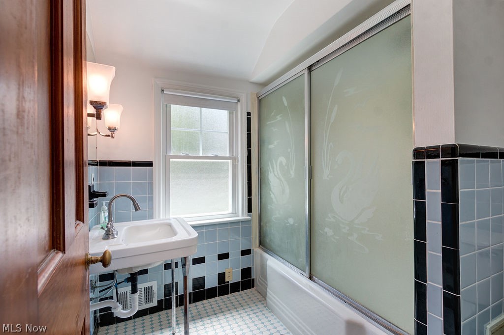 4732 Anderson Road Cleveland, OH 44124 - Photo 24 of 35 2nd floor full bath