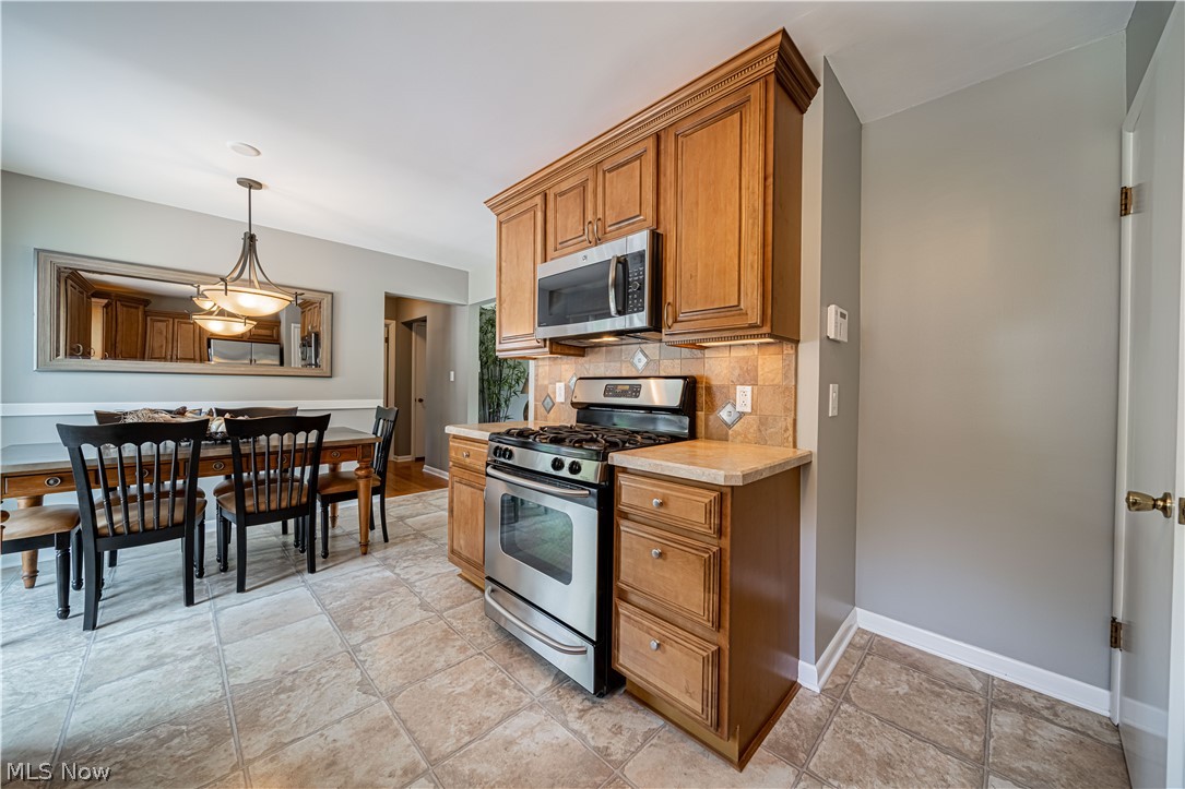 527 Ransome Road Cleveland, OH 44143 - Photo 5 of 34
