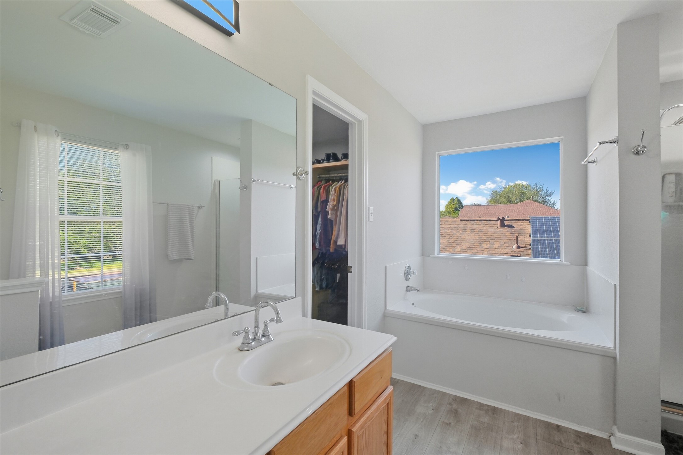 2934 Valiant Scene Court Houston, TX 77038 - Photo 16 of 28 a bathroom with a bathtub and a sink