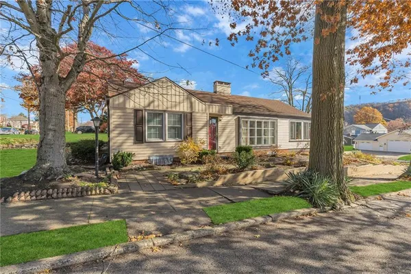 a view of a house with a yard