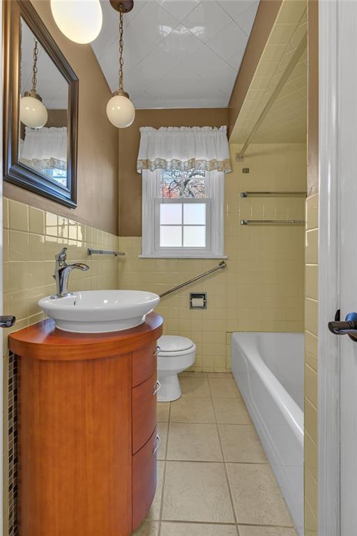 198 Oak Street Beaver, PA 15009 - Photo 26 of 39 a bathroom with a sink a toilet and bathtub