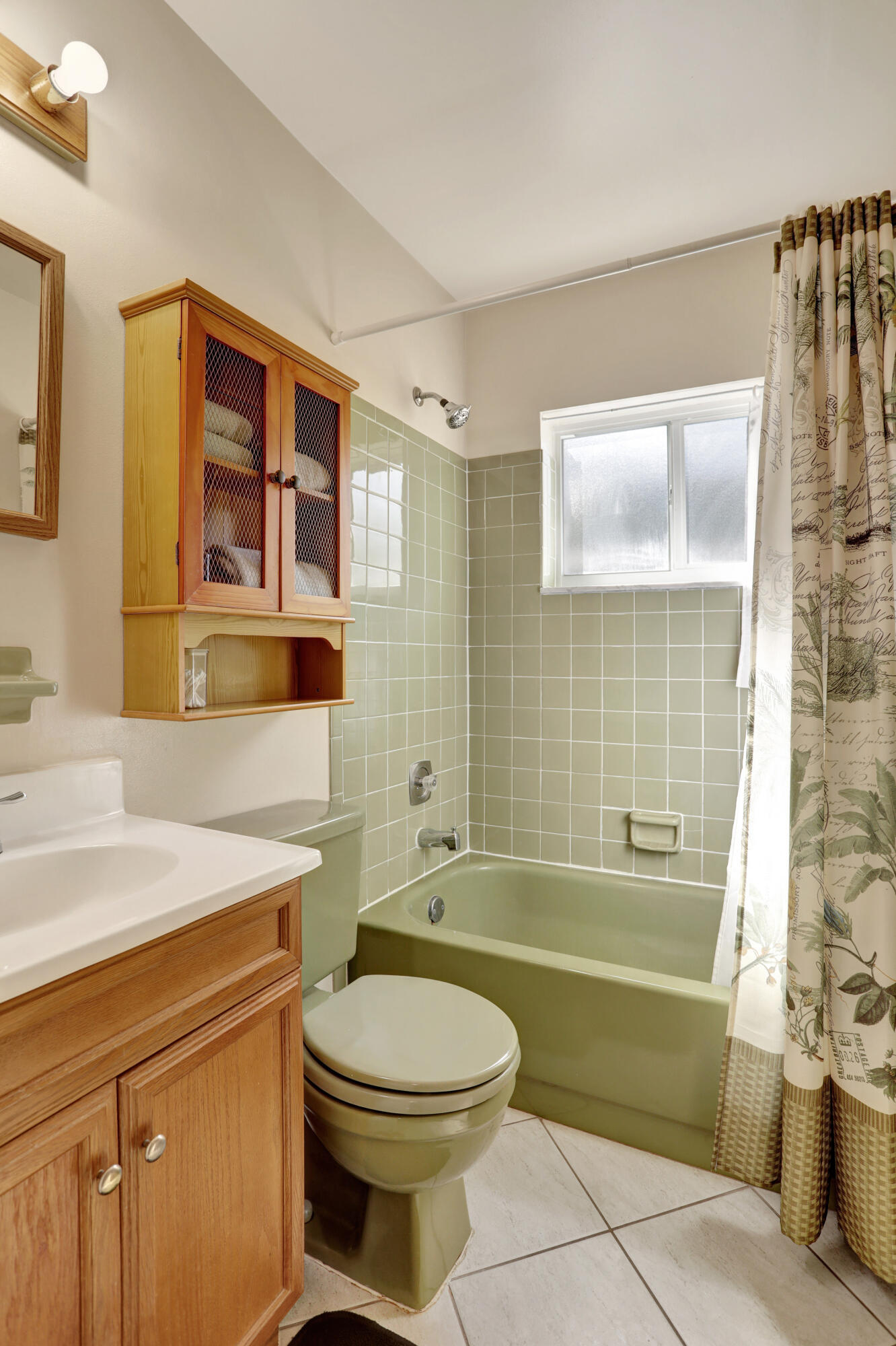 11202 Landsman Street Boca Raton, FL 33428 - Photo 18 of 40 Guest bathroom