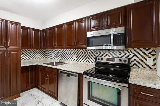 $2,250 | 6155 Edsall Road, Unit B, Alexandria, VA 22304