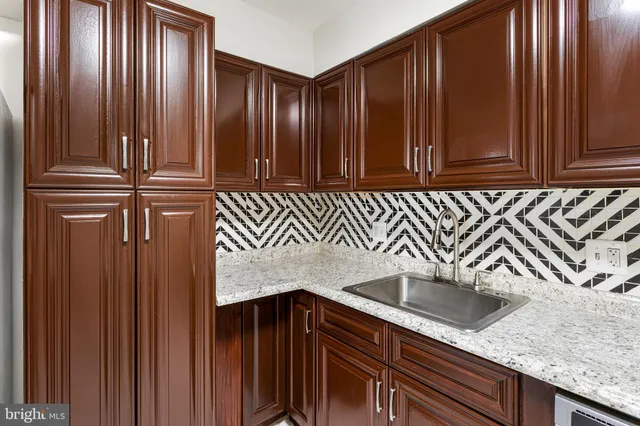 $2,250 | 6155 Edsall Road, Unit B, Alexandria, VA 22304