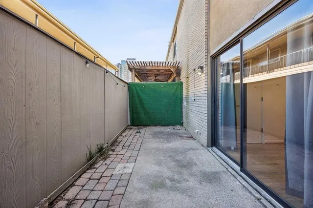 a view of a house with backyard and plants