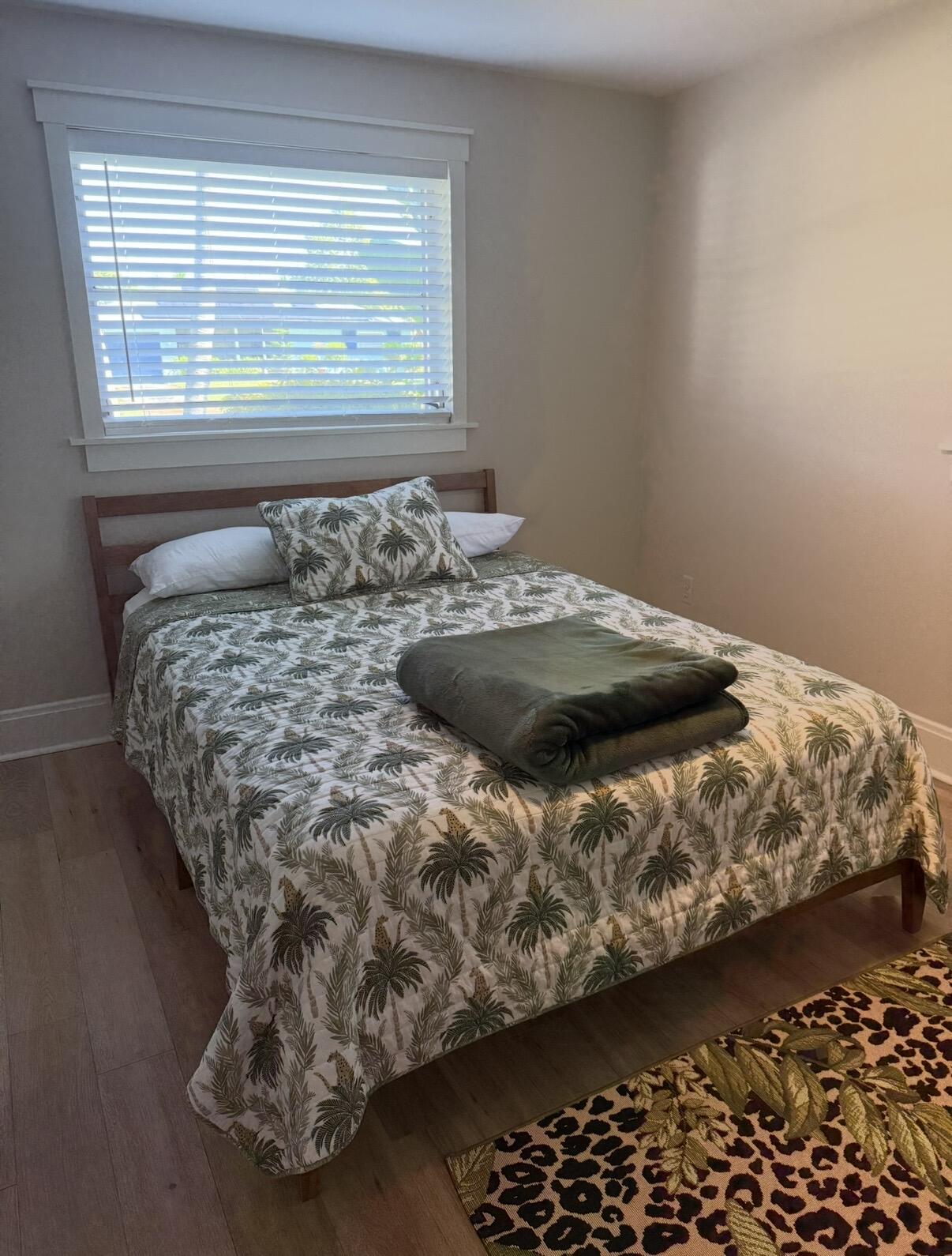 20 Windsor Road East Jupiter, FL 33469 - Photo 8 of 11 Guestroom
