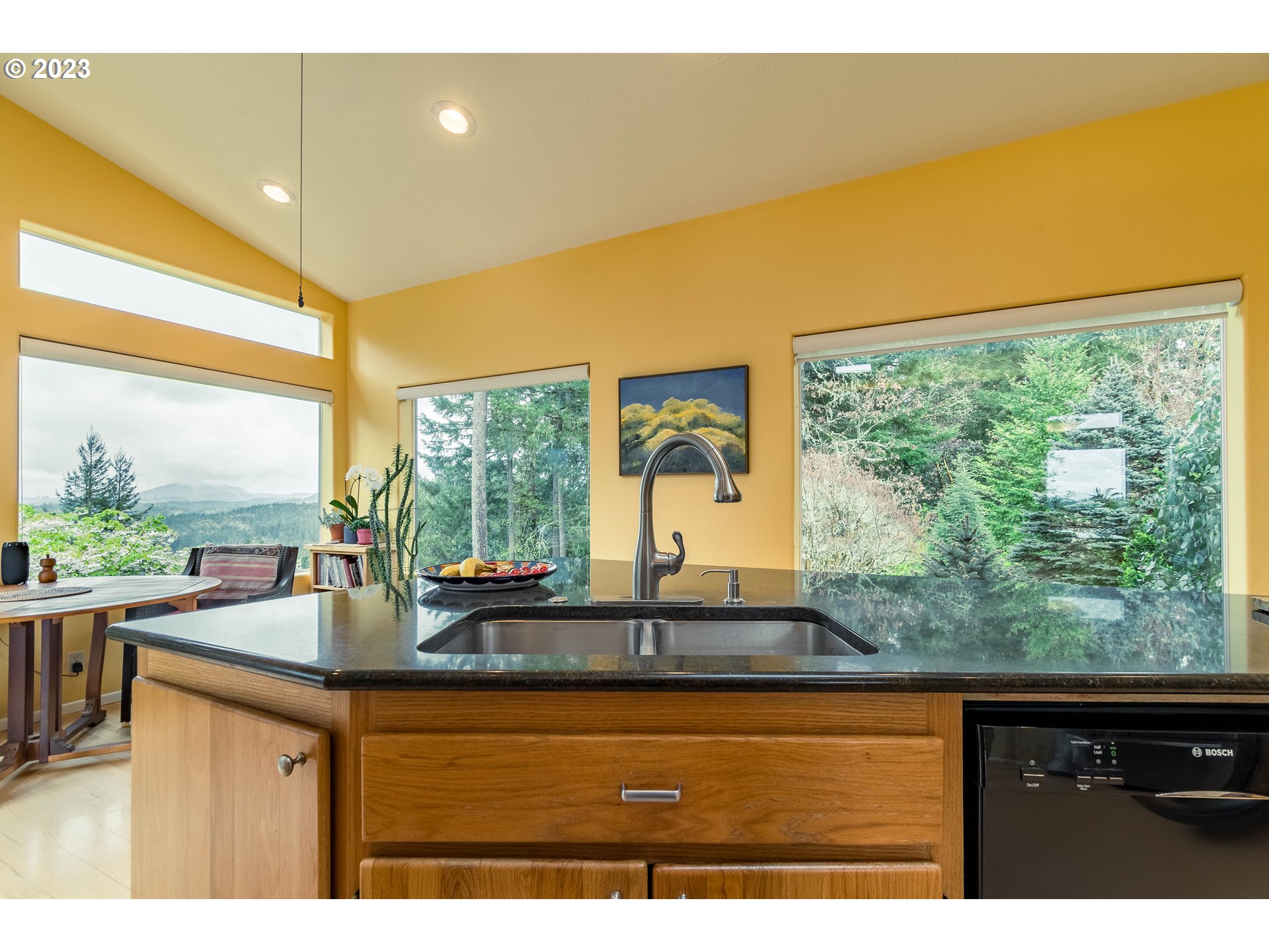 84984 Appletree Drive Eugene, OR 97405 - Photo 22 of 48 a kitchen with a large window