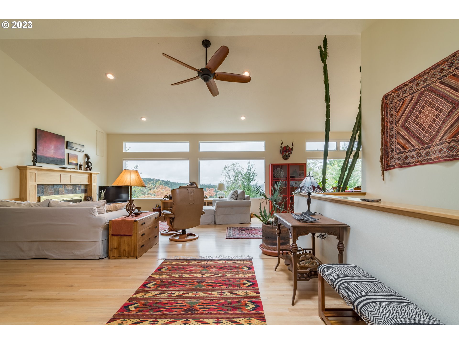 84984 Appletree Drive Eugene, OR 97405 - Photo 4 of 48 a living room with furniture
