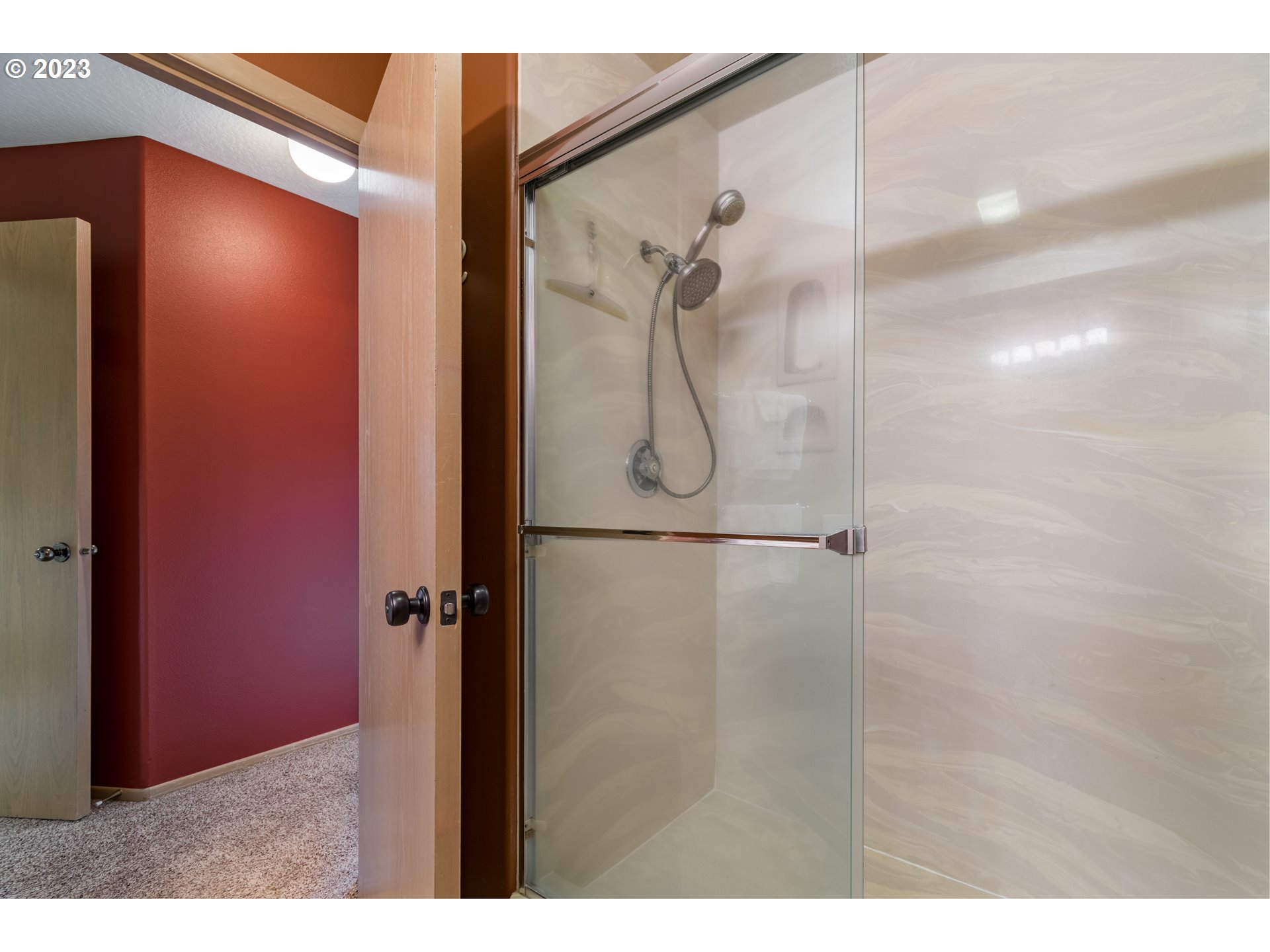 84984 Appletree Drive Eugene, OR 97405 - Photo 45 of 48 a bathroom with a shower