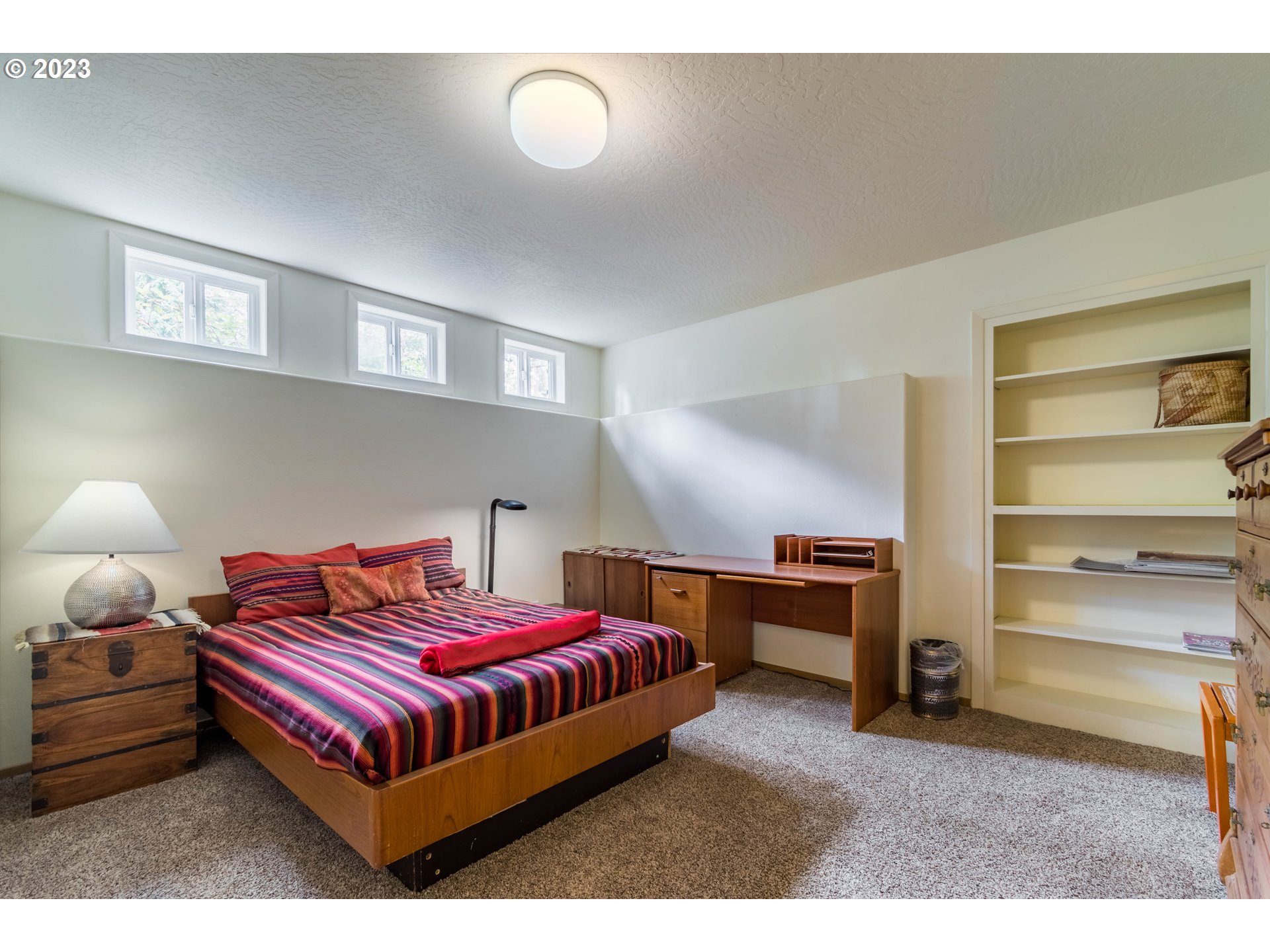 84984 Appletree Drive Eugene, OR 97405 - Photo 47 of 48 a bedroom with a bed and lamp