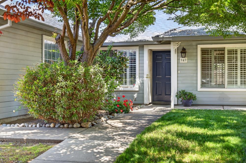 949 Takami Court Rio Linda, CA 95673 - Photo 4 of 64