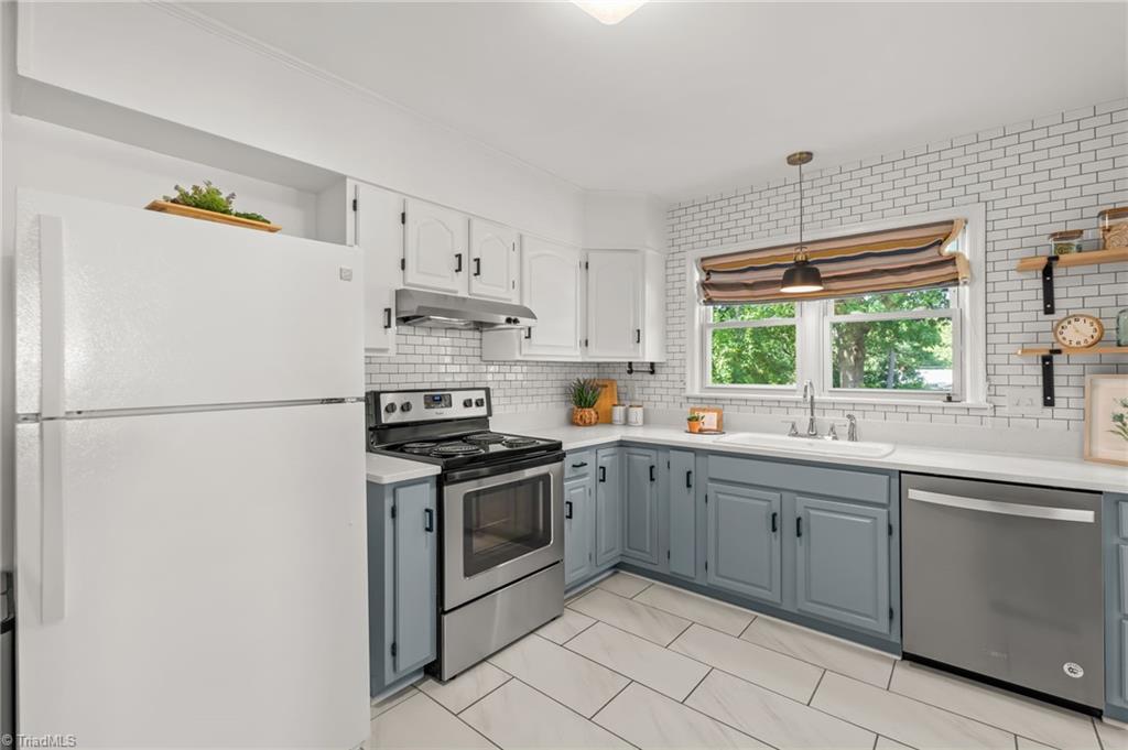 416 West Lexington Avenue High Point, NC 27262 - Photo 21 of 45 Love the back splash tile wall!