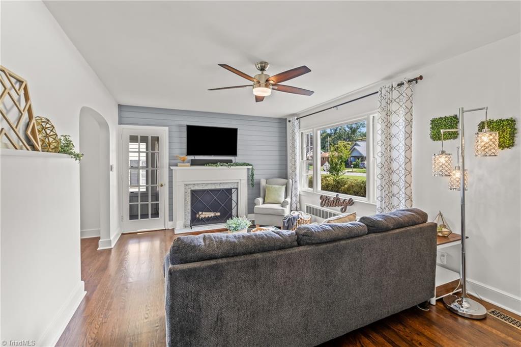 416 West Lexington Avenue High Point, NC 27262 - Photo 10 of 45 Entry to sunroom