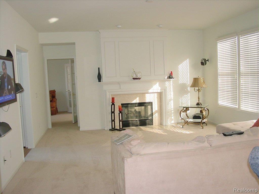 981 Arcadian Court Rochester, MI 48307 - Photo 3 of 8 Family Room w gas fireplace