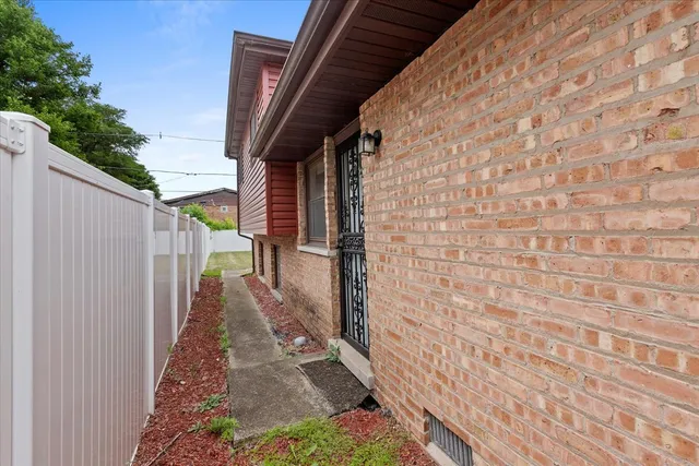 a pathway between two buildings