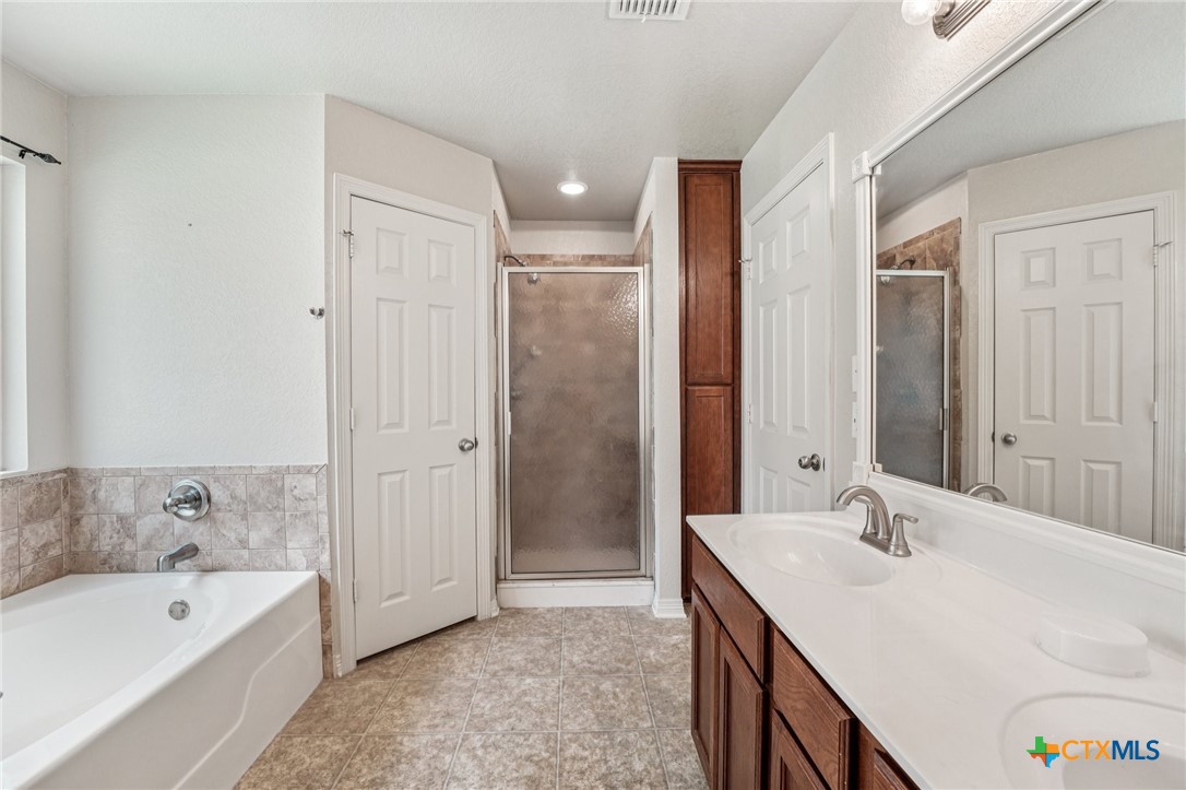 5420 Foxhill Road Temple, TX 76502 - Photo 26 of 47 a bathroom with a tub sink and mirror