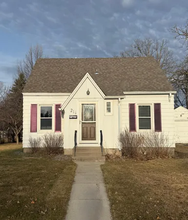 $164,900 | 211 Crocker Avenue North, Thief River Falls, MN 56701