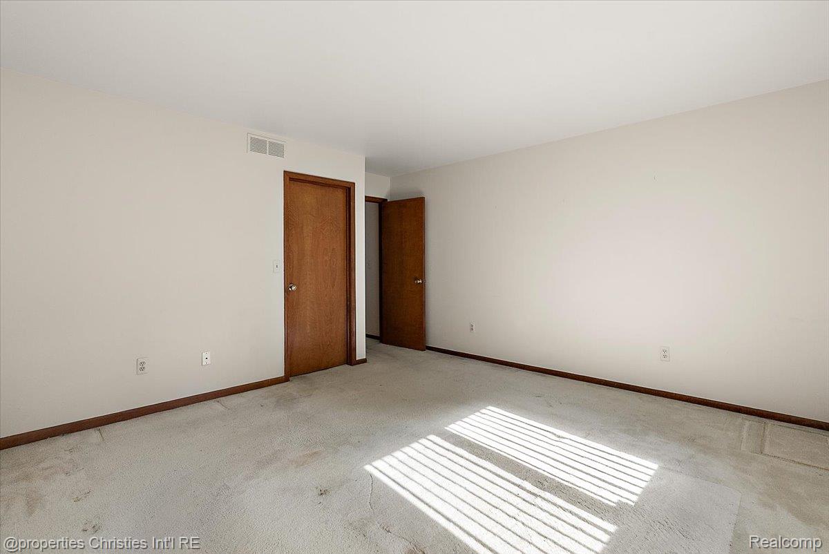 37224 Chesapeake Road Farmington, MI 48335 - Photo 43 of 50 43-37224 Chesapeake-43.jpg