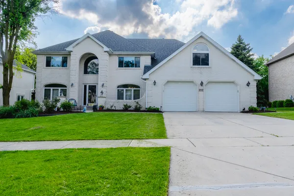 $997,500 | 6722 Sweetbriar Lane, Darien, IL 60561