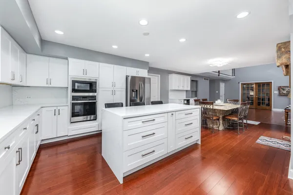 $997,500 | 6722 Sweetbriar Lane, Darien, IL 60561