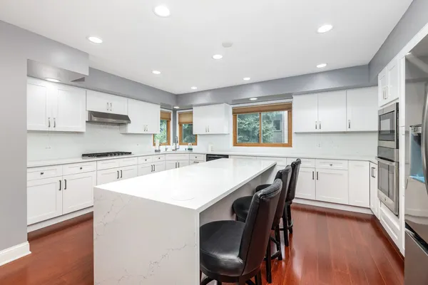 $997,500 | 6722 Sweetbriar Lane, Darien, IL 60561