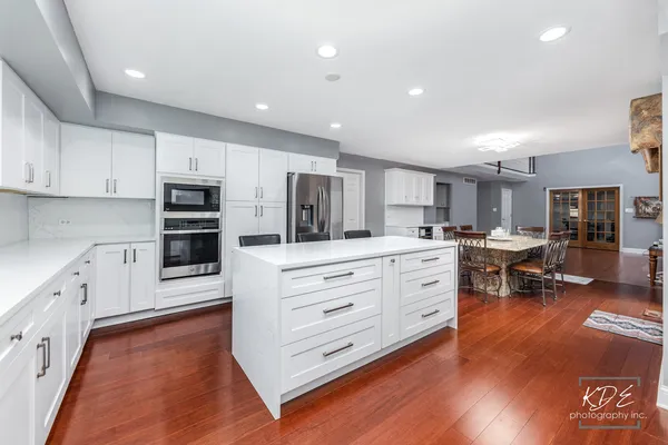 $997,500 | 6722 Sweetbriar Lane, Darien, IL 60561