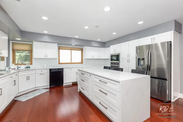 $997,500 | 6722 Sweetbriar Lane, Darien, IL 60561