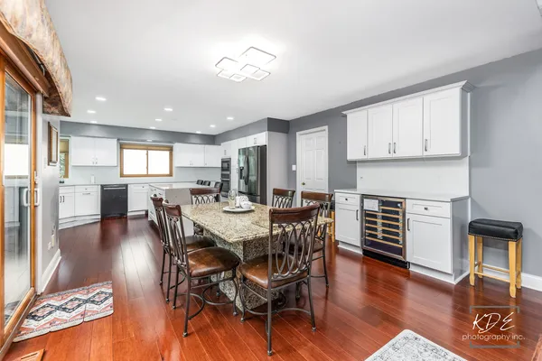 $997,500 | 6722 Sweetbriar Lane, Darien, IL 60561