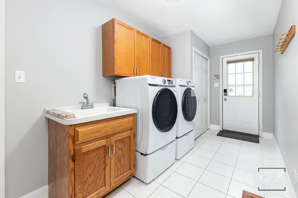 $997,500 | 6722 Sweetbriar Lane, Darien, IL 60561