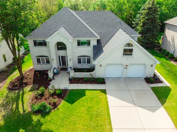 $997,500 | 6722 Sweetbriar Lane, Darien, IL 60561