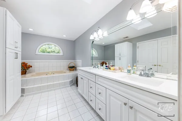 $997,500 | 6722 Sweetbriar Lane, Darien, IL 60561