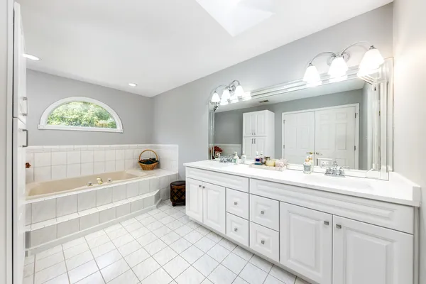 $997,500 | 6722 Sweetbriar Lane, Darien, IL 60561