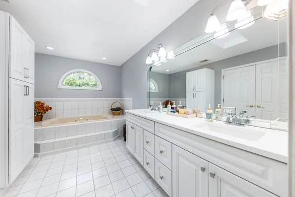 $997,500 | 6722 Sweetbriar Lane, Darien, IL 60561