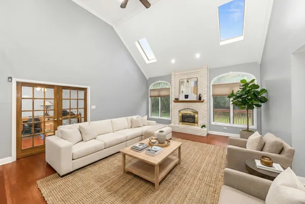 $997,500 | 6722 Sweetbriar Lane, Darien, IL 60561