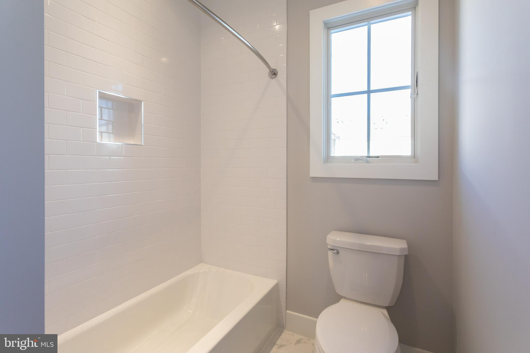 734 North Wakefield Street Arlington, VA 22203 - Photo 21 of 26 a bathroom with a toilet and a tub