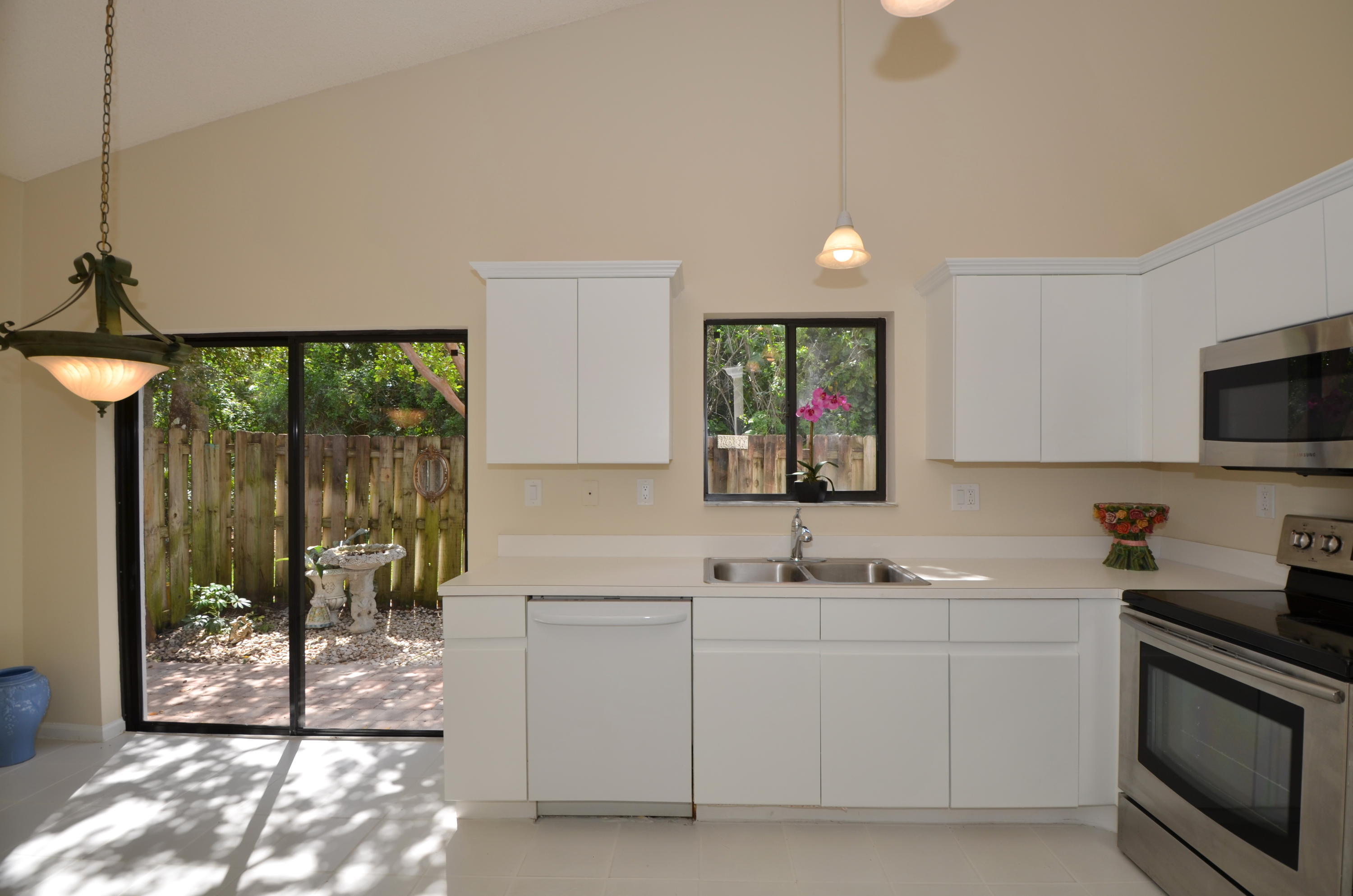 21725 Wapford Way Boca Raton, FL 33486 - Photo 5 of 27 Kitchen/Patio