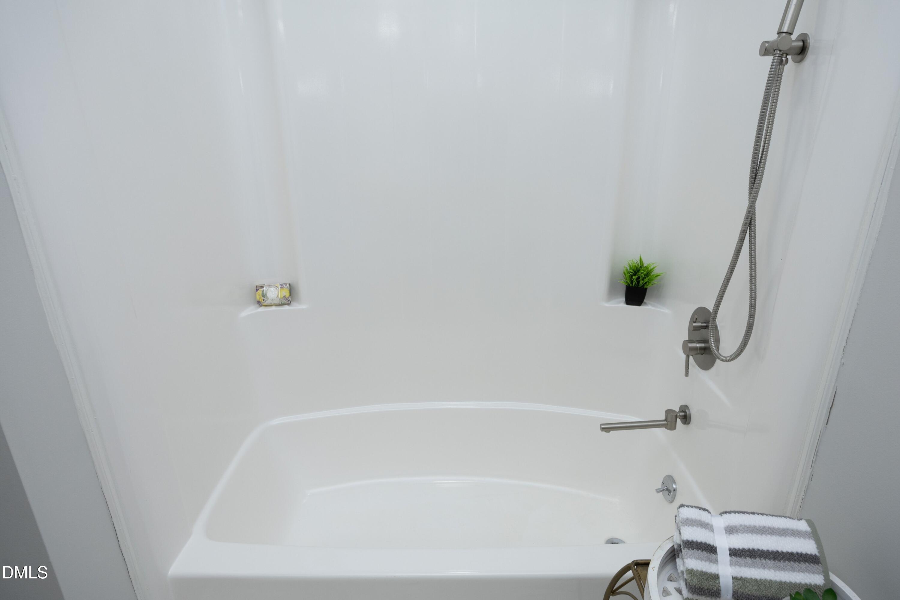 1122 Shadyside Drive Raleigh, NC 27612 - Photo 38 of 48 29OversizeTub
