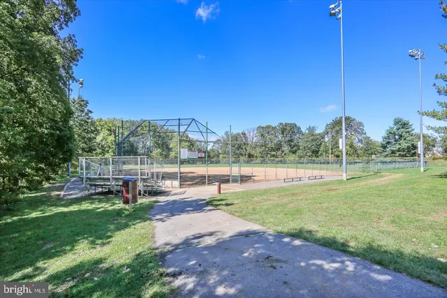 a view of a back yard