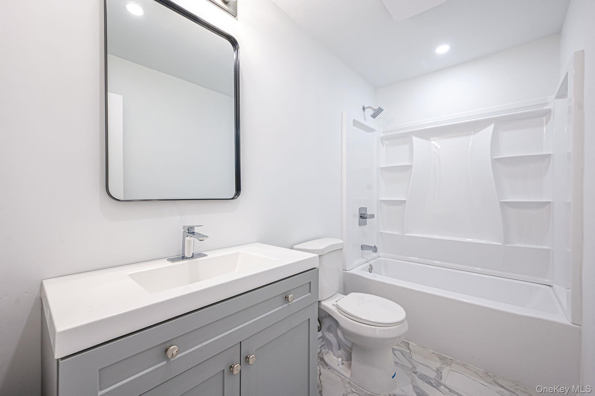 655 Post Avenue Bellport, NY 11713 - Photo 17 of 20