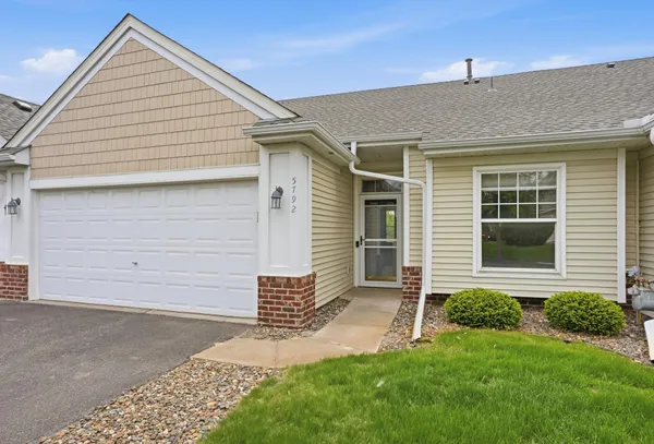 $400,000 | 5792 Prairie Ridge Drive, Unit 182, Shoreview, MN 55126