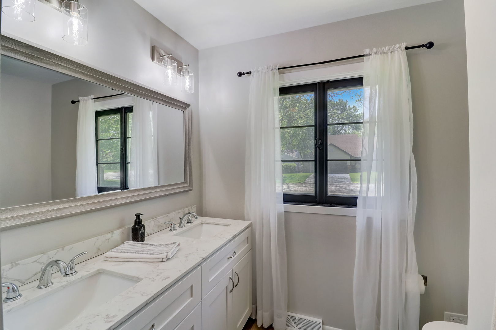 1080 Braeburn Road Mundelein, IL 60060 - Photo 17 of 31 Gallery Image 17