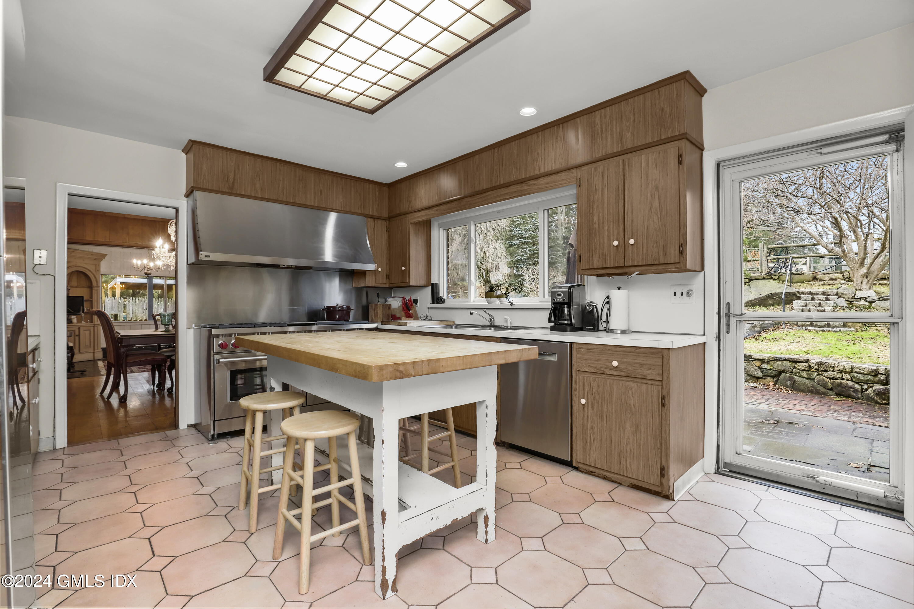 11 Gregory Road Cos Cob, CT 06807 - Photo 4 of 24 11 Gregory Rd Cos Cob CT 06807-print-009