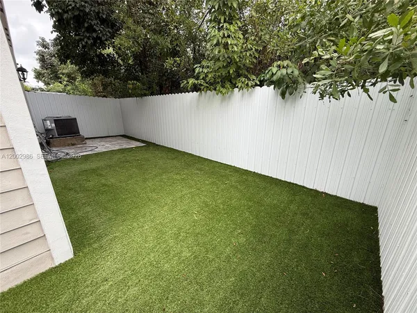 a view of a backyard