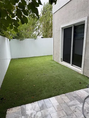 a view of a backyard