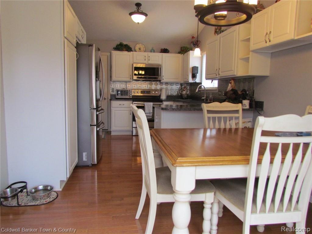 845 Dewars Street Howell, MI 48843 - Photo 9 of 36 Dining/Kitchen